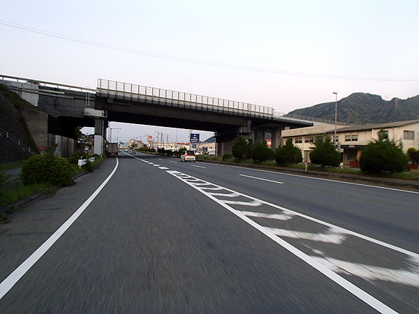 ガソリンスタンドが前方に見えます